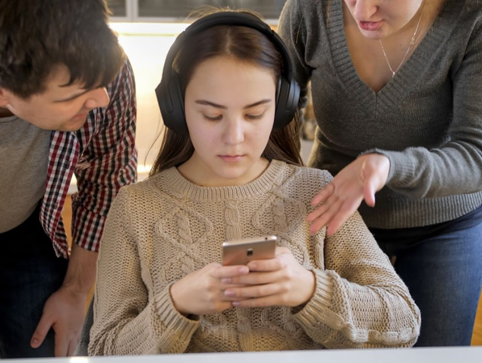 3 ways you can help your teen manage screen time